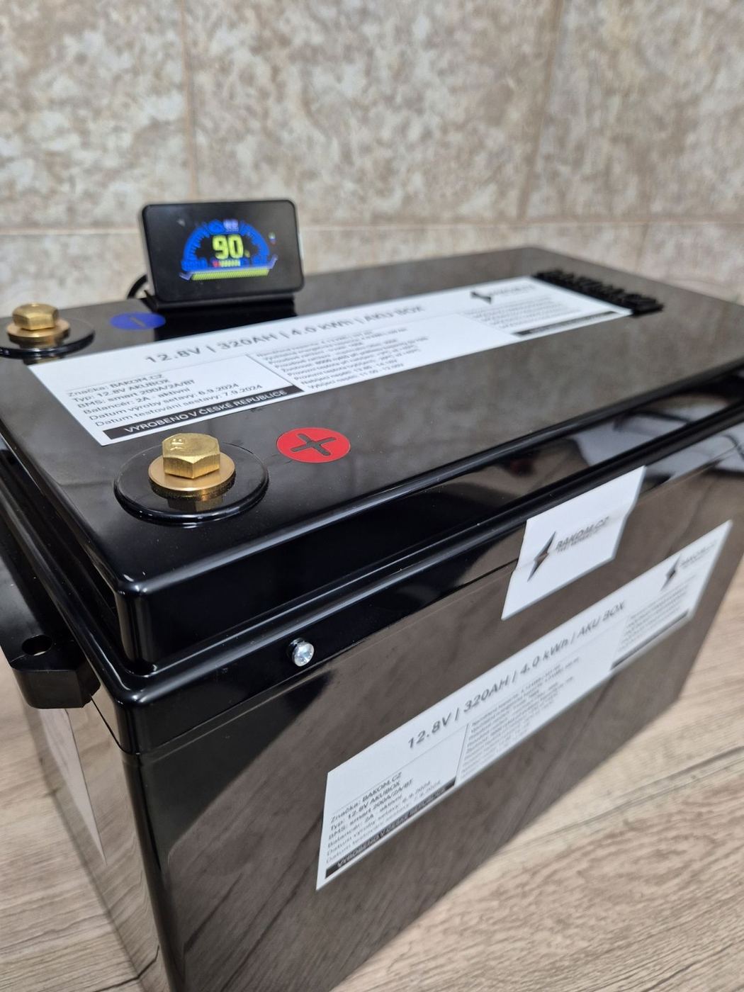 AkuBox 12,8 V s farebným LCD displejom na veku