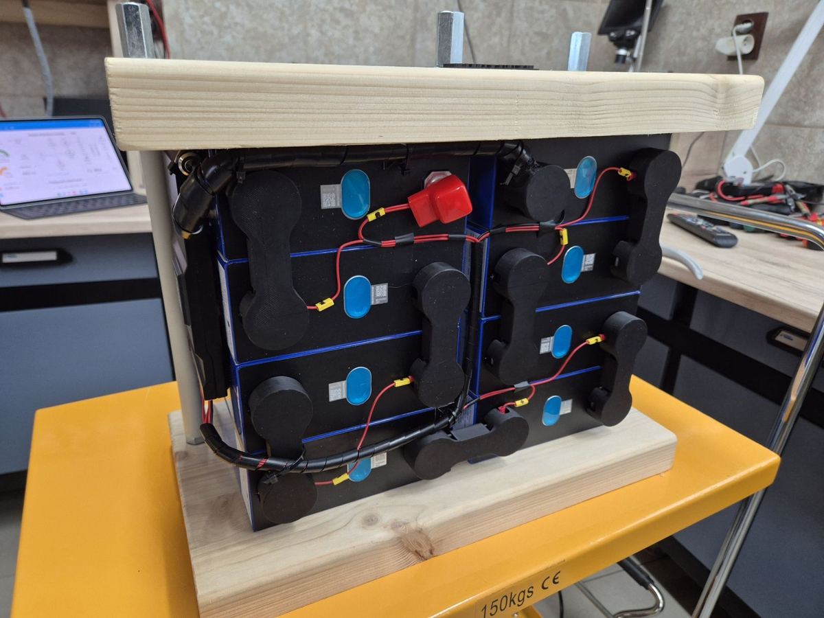 Kompresný box 25,6 V v dielni