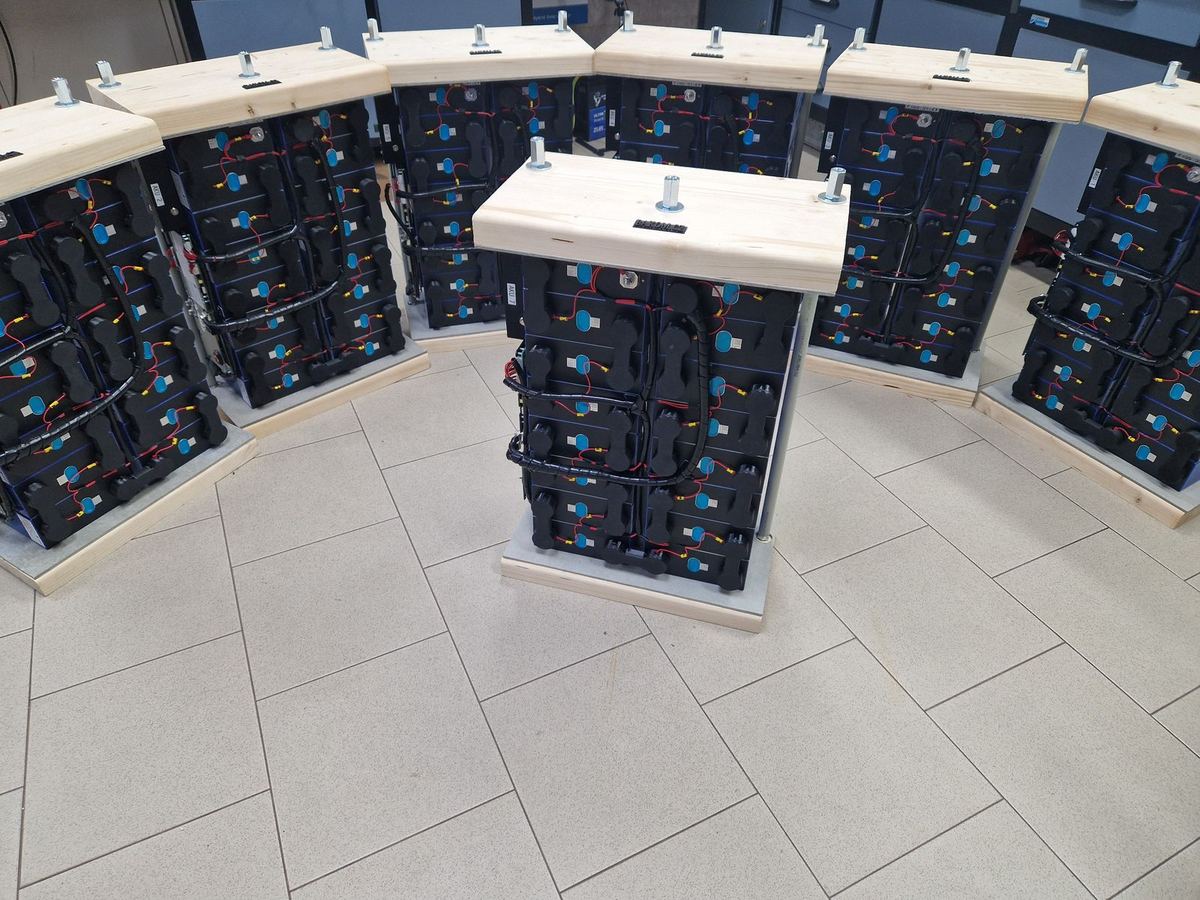 Kompresné boxy 51,2 V v dielni BAKOM pred expedíciou